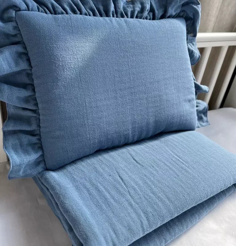 Zestaw Muślinowy kocyk 55×75 i poduszka z falbanką 25×35 Blue