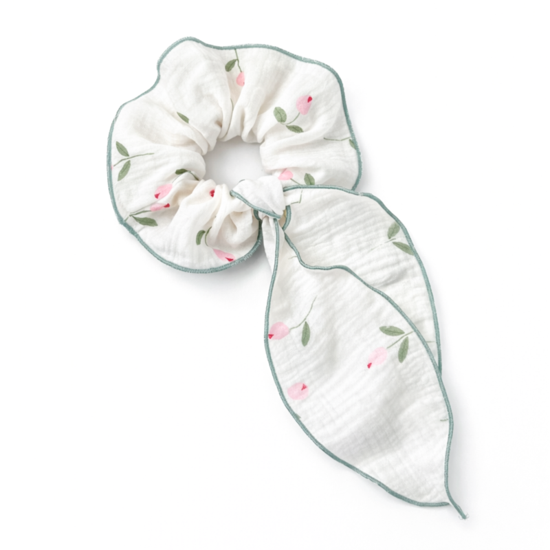 Muślinowa gumka scrunchie Tiny Tulips – naturalna bawełna ze wstążką