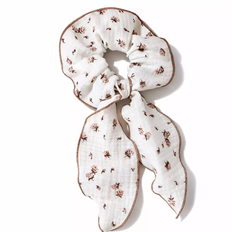 Muślinowa gumka scrunchie Rosalie – naturalna bawełna ze wstążką